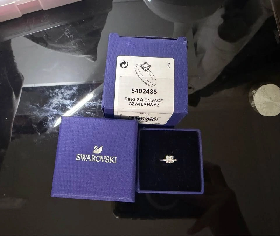BRAND NEW Swarovski engagement ring - photo 3