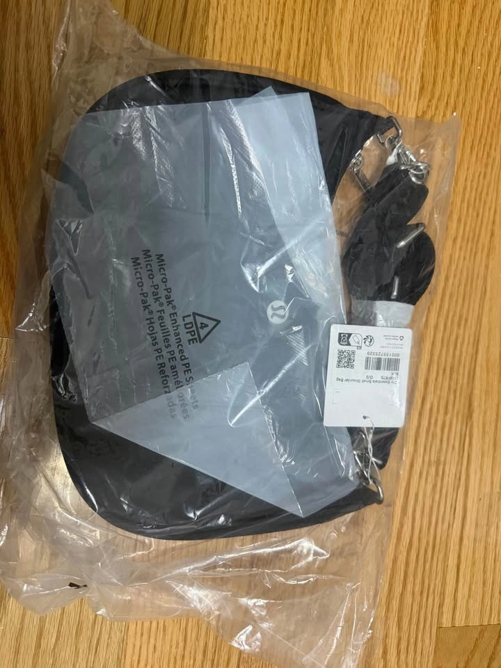 BRAND NEW* Lululemon City Essentials Shoulder Bag 3L - photo 3