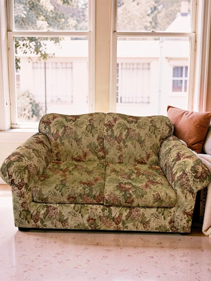🛋️ For Sale: Charming Floral Love-seat! 🛋️