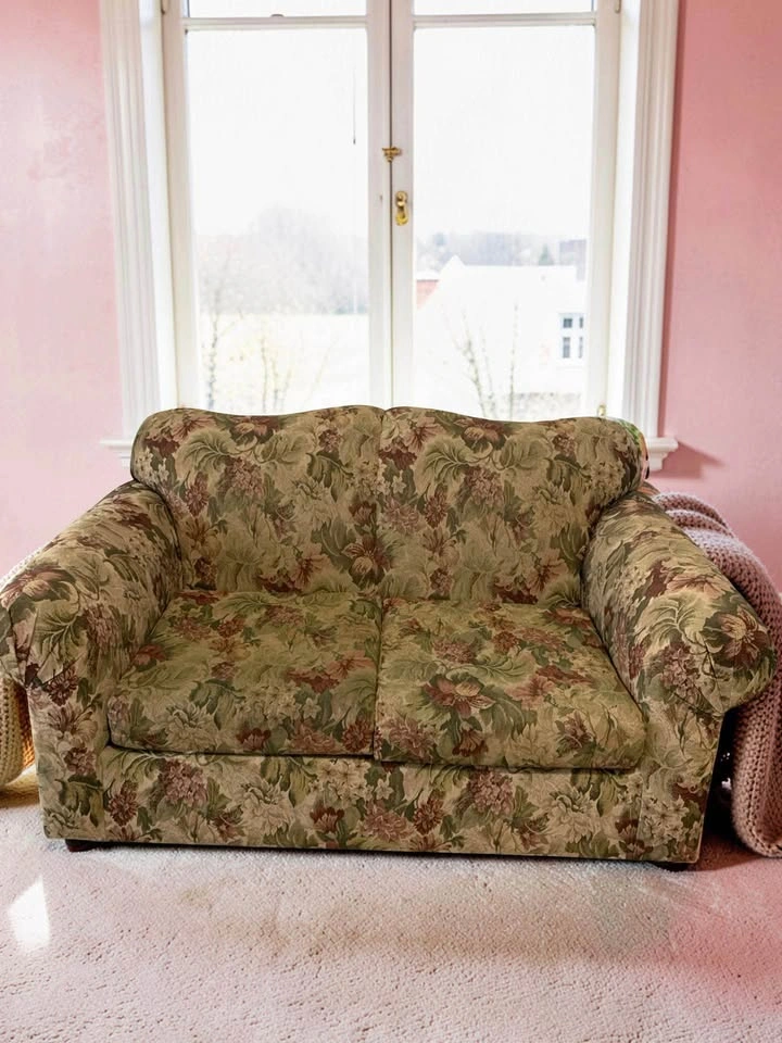 🛋️ For Sale: Charming Floral Love-seat! 🛋️ - photo 2