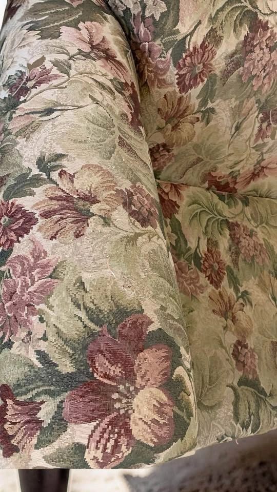 🛋️ For Sale: Charming Floral Love-seat! 🛋️ - photo 4