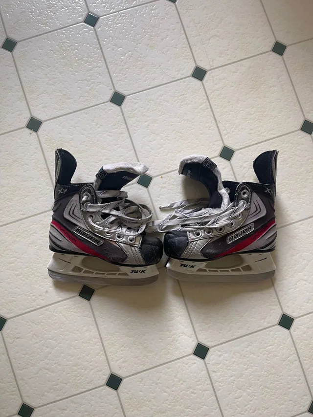 Bauer youth size 9 hockey skates thumbnail
