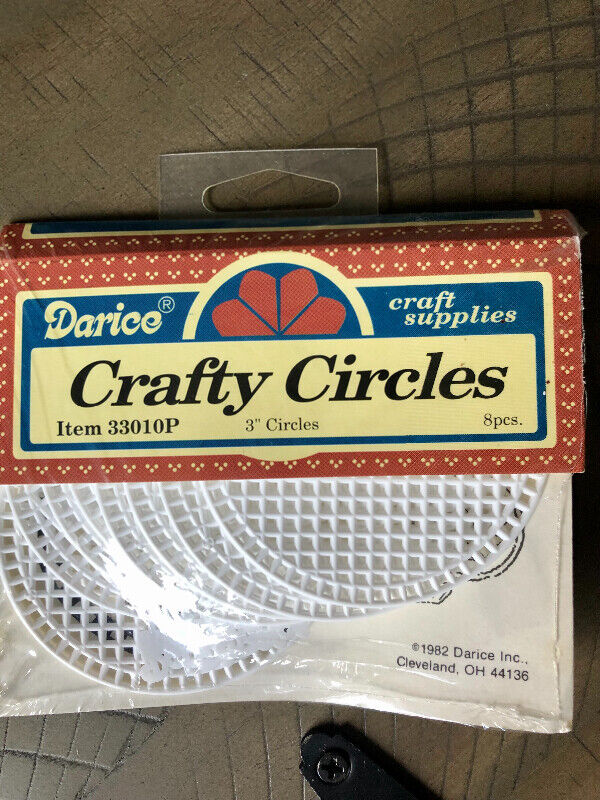 Darice Plastic Needlepoint Circles, 3” (2pkg) Brampton - photo 3