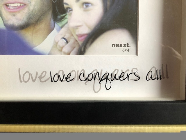 Picture Frame "Love Conquers All", Never Used (Brampton) - photo 2