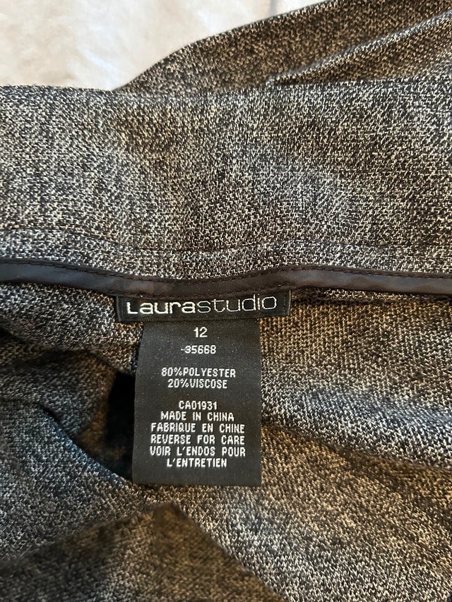 Ladies Pants/Capri, Sizes 11-12, 2 new, 2 used, lot of 4 - photo 4