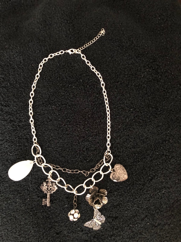 Silver/Black Necklace, never worn (Brampton) - photo 2
