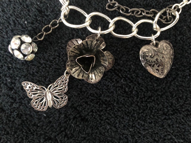 Silver/Black Necklace, never worn (Brampton) - photo 4
