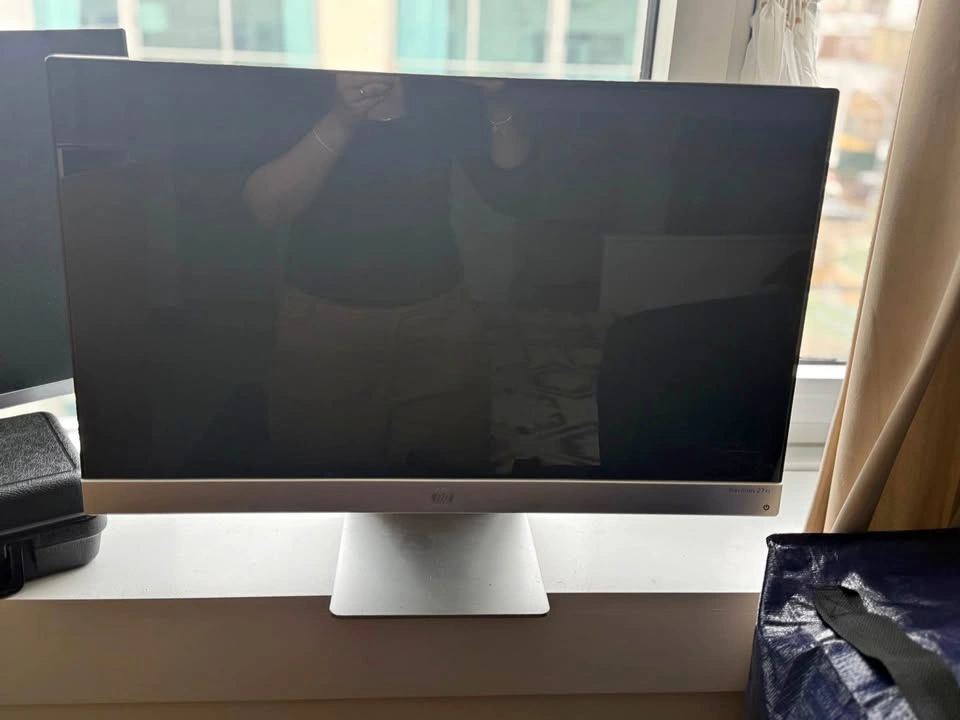 2x 27-inch Monitors: HP Pavilion 27xi & Hannspree HS275