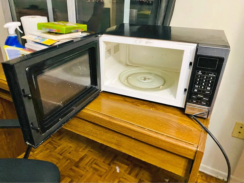 RCA Stainless Steel Microwave – Like New & Super Clean