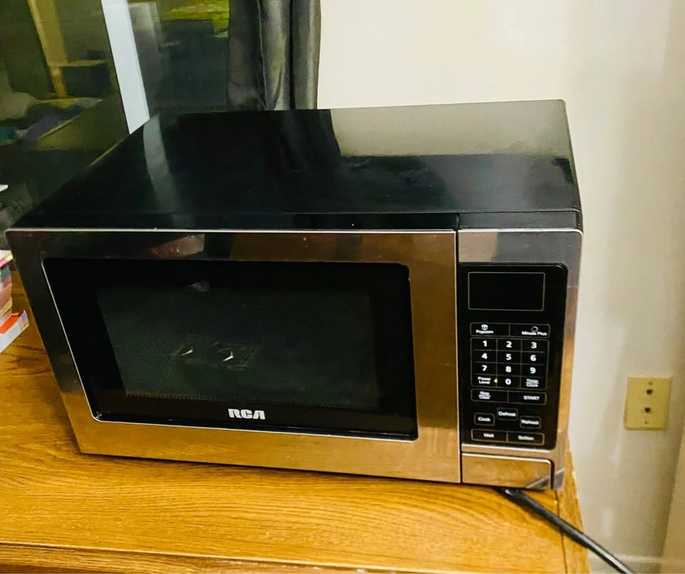 RCA Stainless Steel Microwave – Like New & Super Clean - photo 2