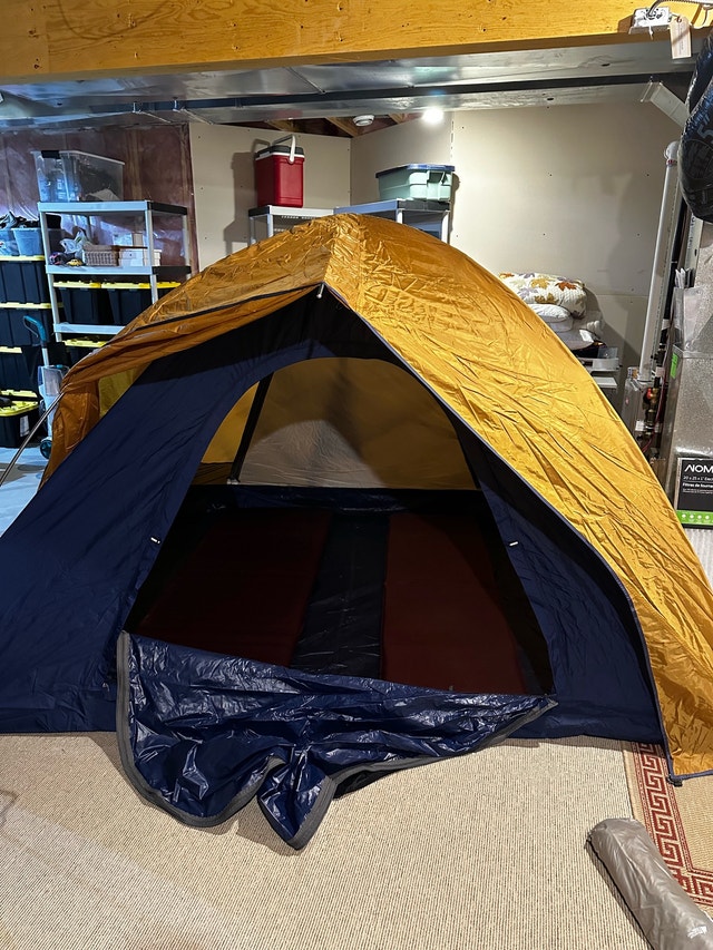 Tent and two sleeping pads - photo 2