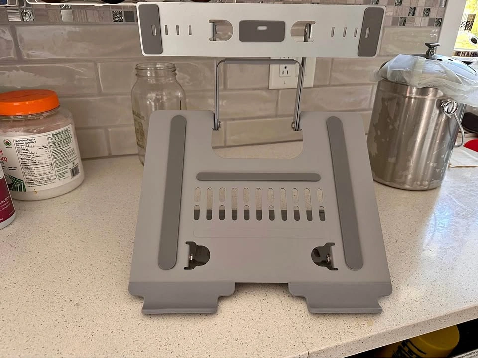 Adjustable laptop stand