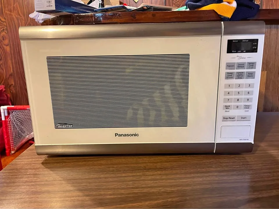 Panasonic Microwave Oven - 1.3 cubic feet thumbnail
