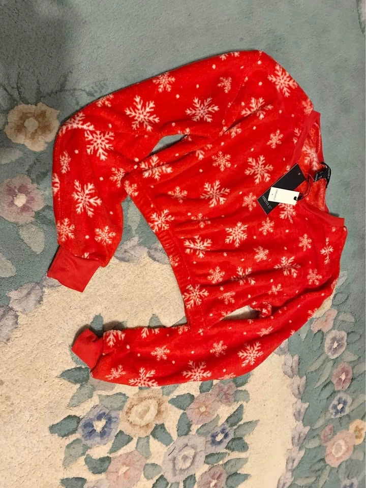 Brand new with tags -XS CROP SWEATER 🥕