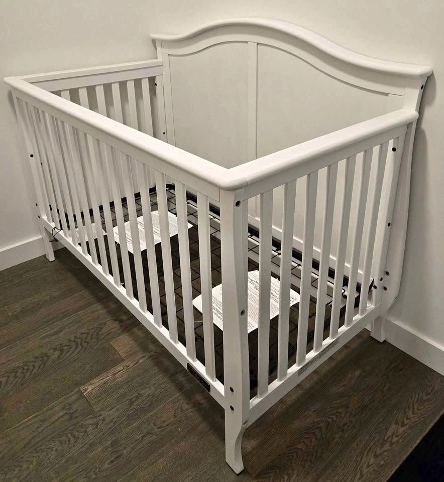 Child Craft Camden 4-in-1 Convertible Crib w/ Mattress & sheet 🥕