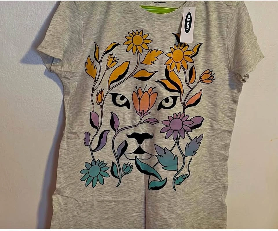 GIRLS TSHIRT SIZE: XL PRICE:$15 REFER TO SECOND PICTURE FOR COLO