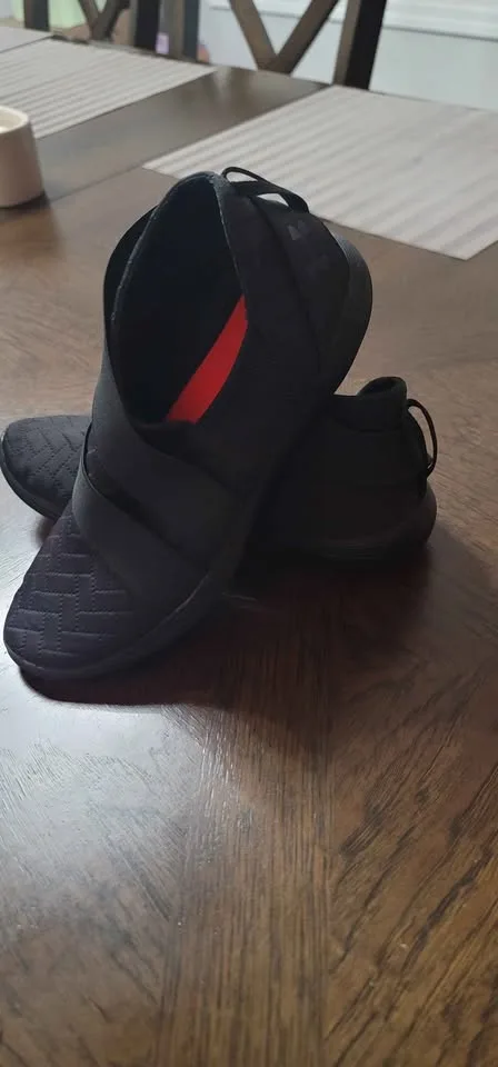 Women's Under Armour Shoes Size 7.5 image indicator(2)