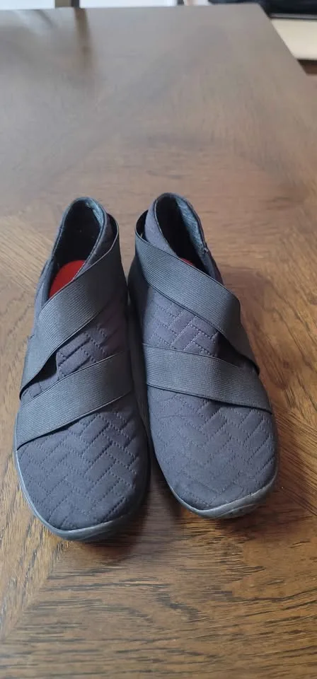 Women's Under Armour Shoes Size 7.5 image indicator(3)