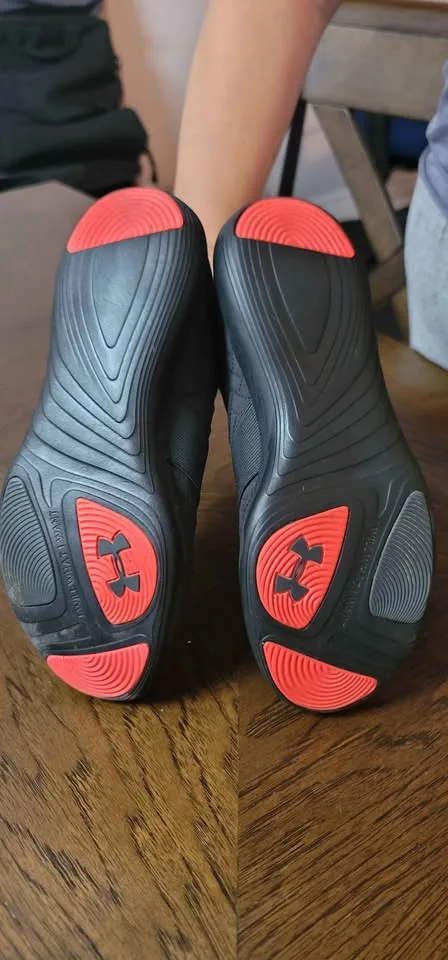 Women's Under Armour Shoes Size 7.5 image indicator(4)