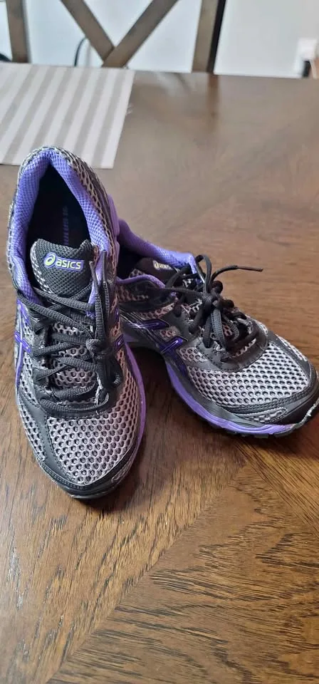 Women's Asics Shoes Size 8 thumbnail