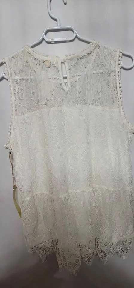NEW Women's Lace Top Size XL image indicator(3)