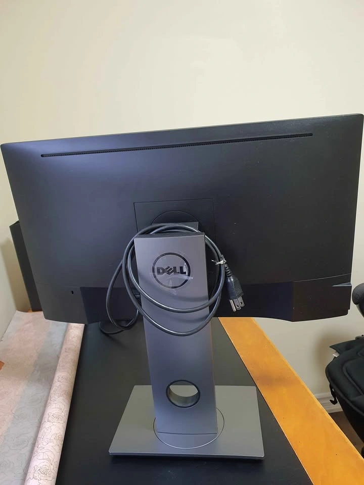 Dell UltraSharp 24" Monitor - photo 2