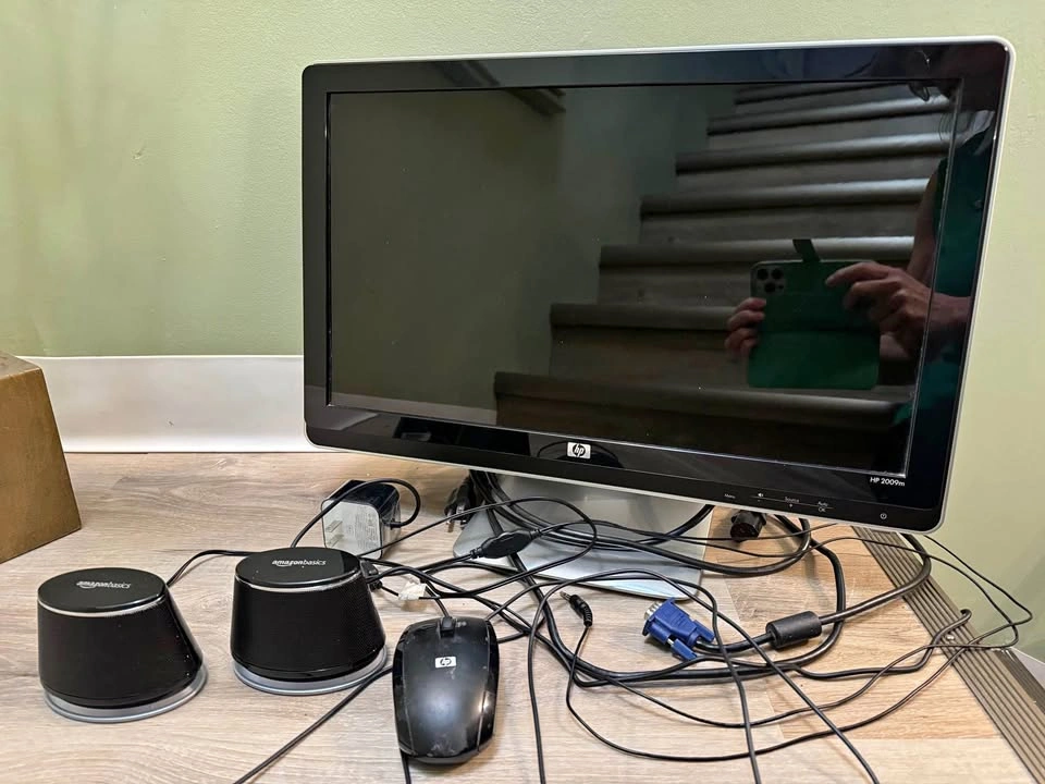HP Computer Monitor, Mouse, and Speakers