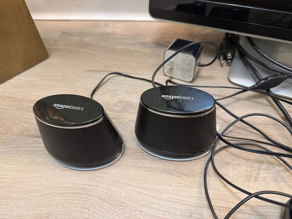 HP Computer Monitor, Mouse, and Speakers - photo 3