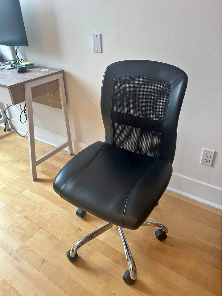 Black Mesh & Faux Leather Office Chair