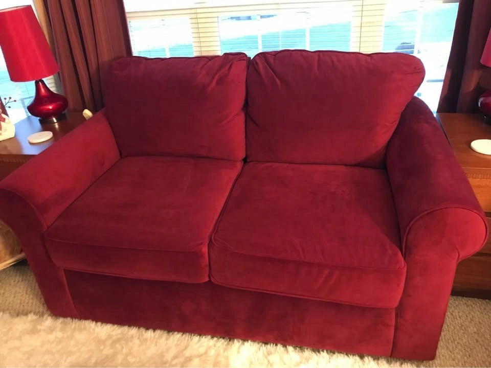 Elegant Rich Burgundy Loveseat in Excellent Condition - photo 3