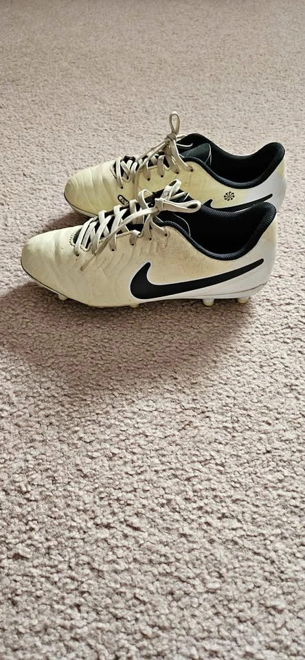 Boys Nike Soccer Cleats Size 6Y