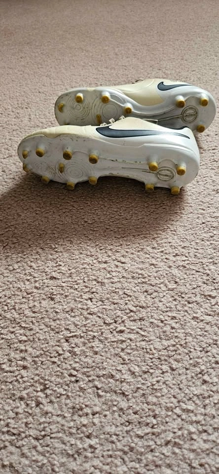 Boys Nike Soccer Cleats Size 6Y - photo 3