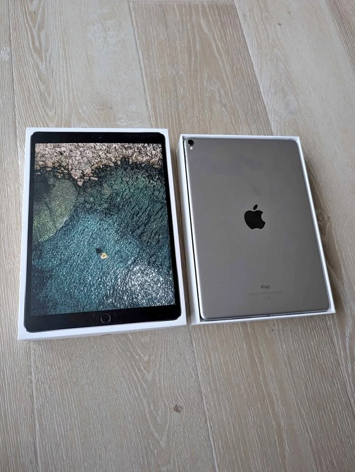 10.5" iPad Pro 256GB + Smart Keyboard