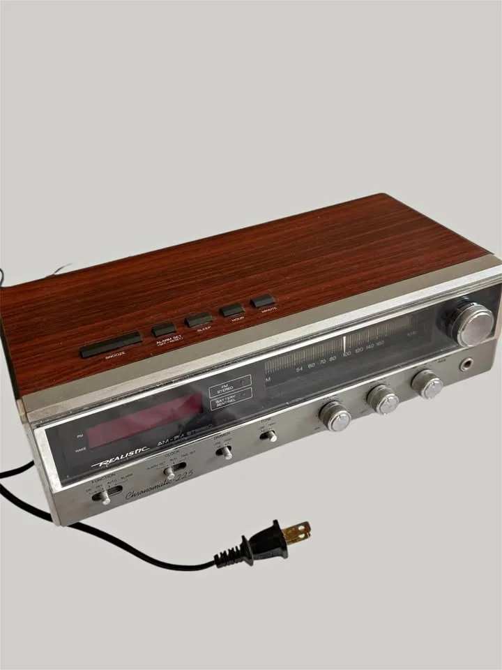 Vintage Chronomatic 225 radio thumbnail