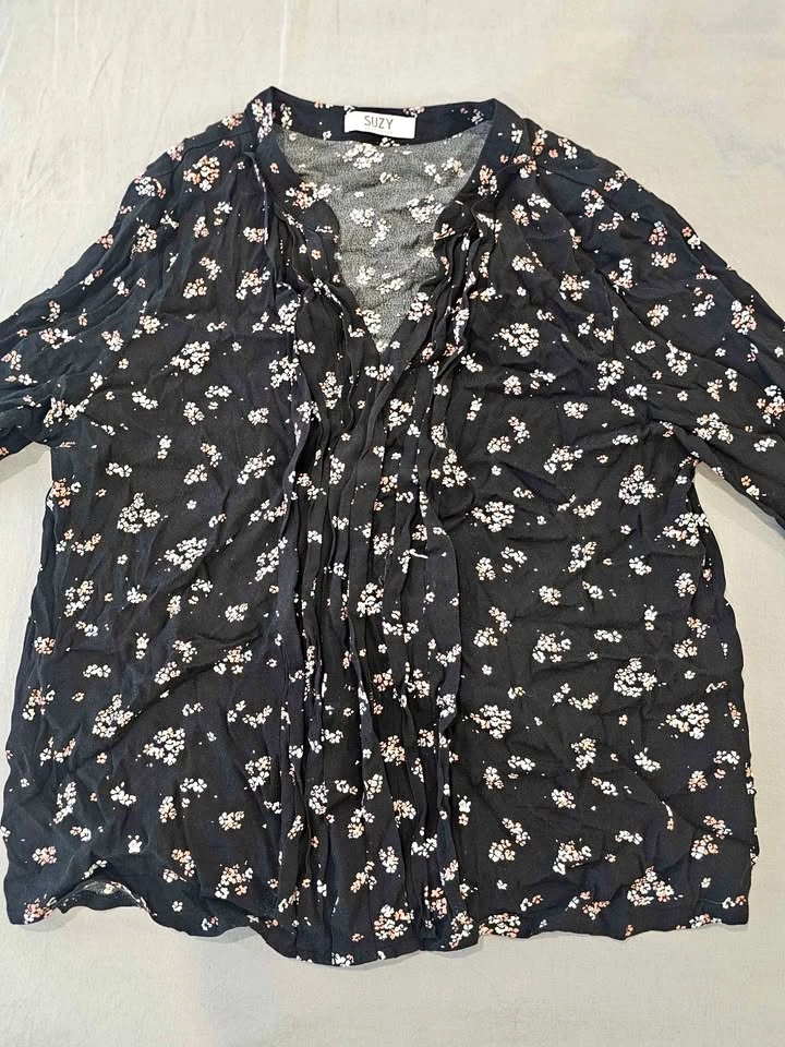 SUZY Black Floral Blouse. Size - Large