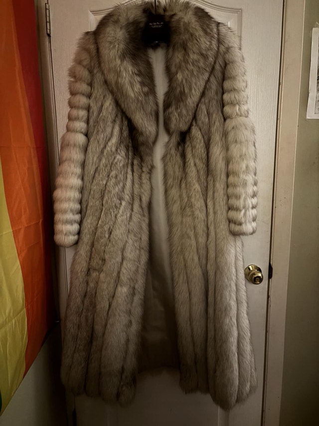 Real Silver Fox Fur Coat for Sale - photo 2