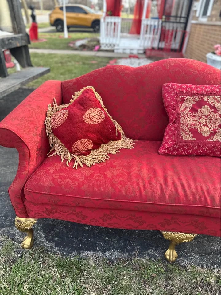Vintage Chippendale-style camelback settee - photo 2