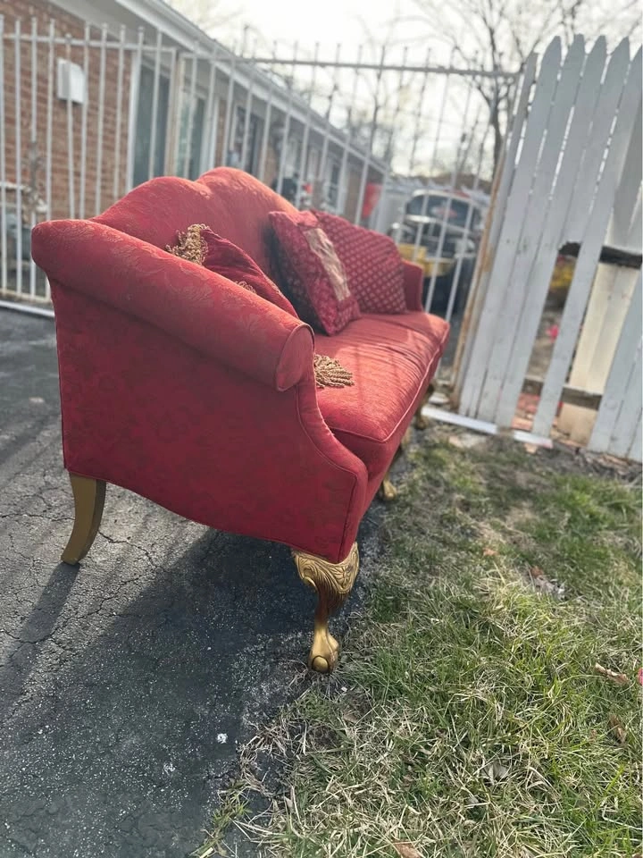 Vintage Chippendale-style camelback settee - photo 3
