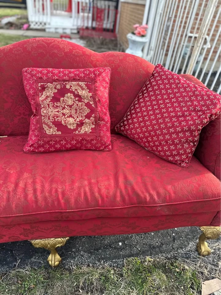 Vintage Chippendale-style camelback settee - photo 4