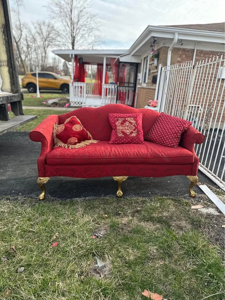 Vintage Chippendale-style camelback settee - photo 5