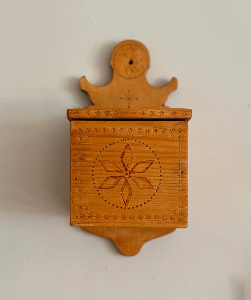Vintage Hand-Carved Wooden Wall Box | Signed M. MATAS | Baltic F - photo 2