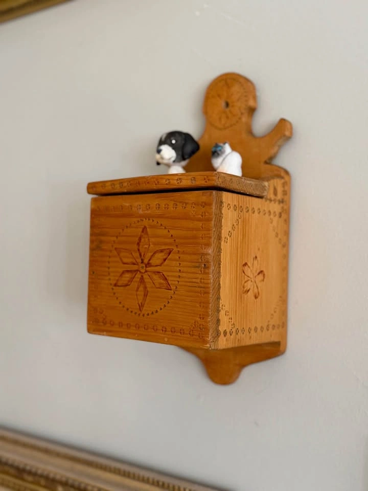 Vintage Hand-Carved Wooden Wall Box | Signed M. MATAS | Baltic F - photo 3