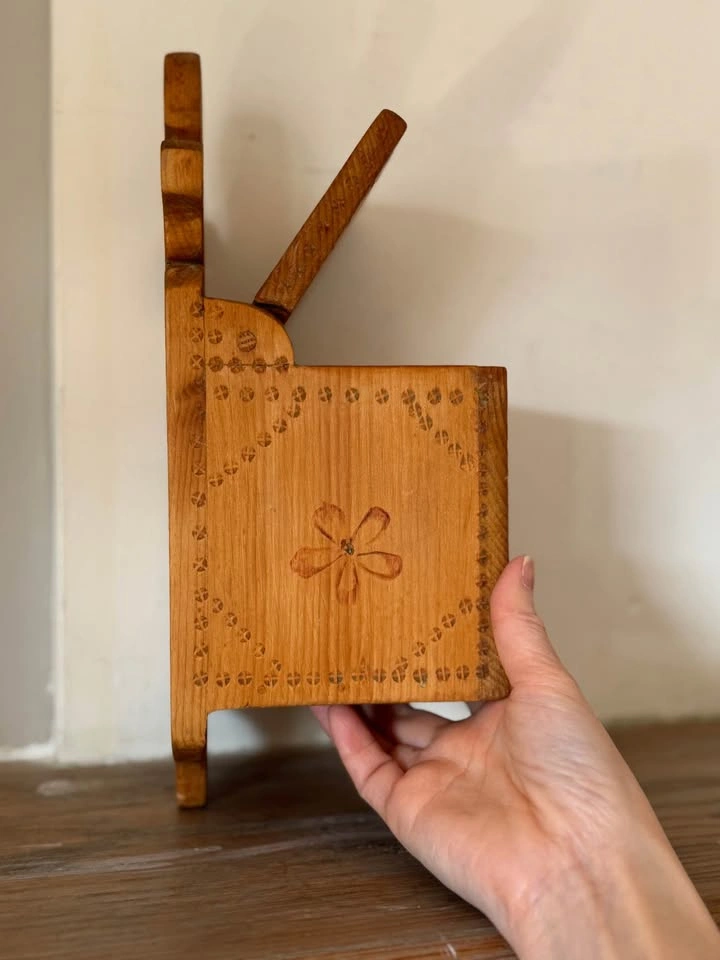 Vintage Hand-Carved Wooden Wall Box | Signed M. MATAS | Baltic F - photo 5
