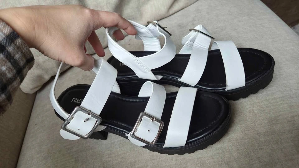 White and black sandals size 7 - photo 2