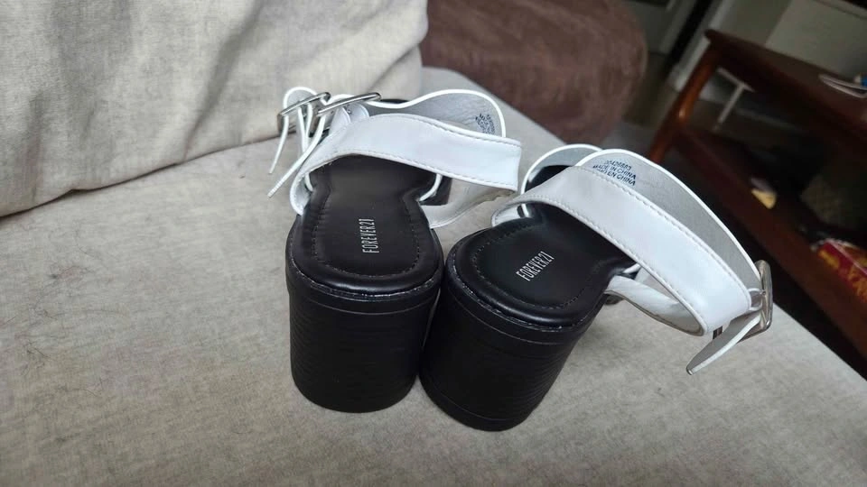 White and black sandals size 7 - photo 3