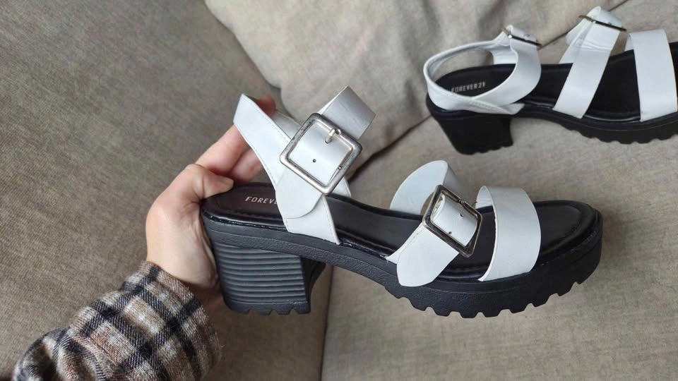 White and black sandals size 7 - photo 4