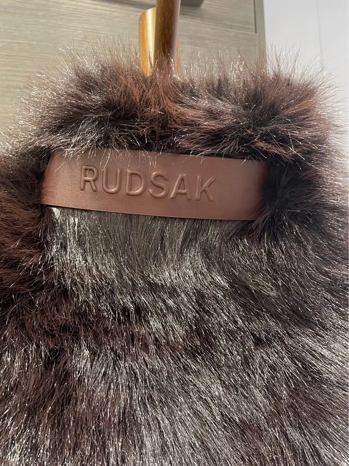Brand new with tag RUDSAK pull-on faux fur vest - photo 4