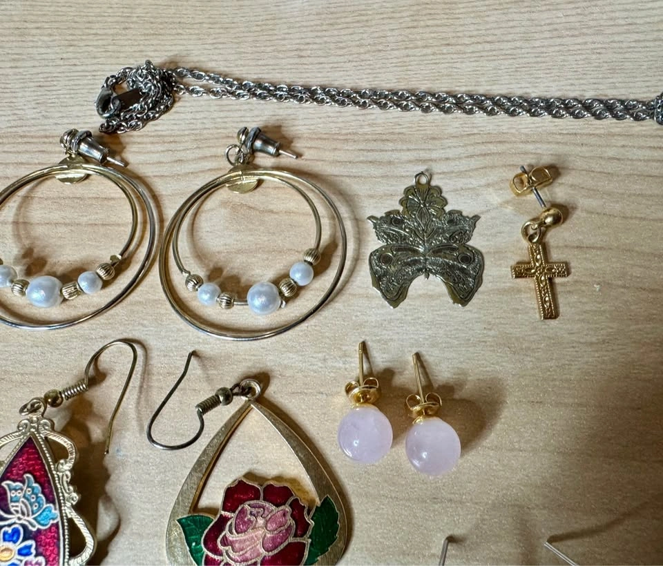 Earrings and necklaces all for one price. - photo 2