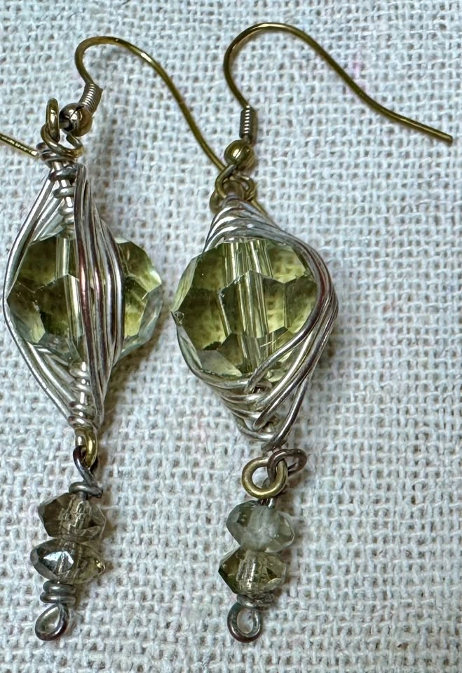2 pairs of vintage earrings in a beautiful pouch and zipper - photo 2