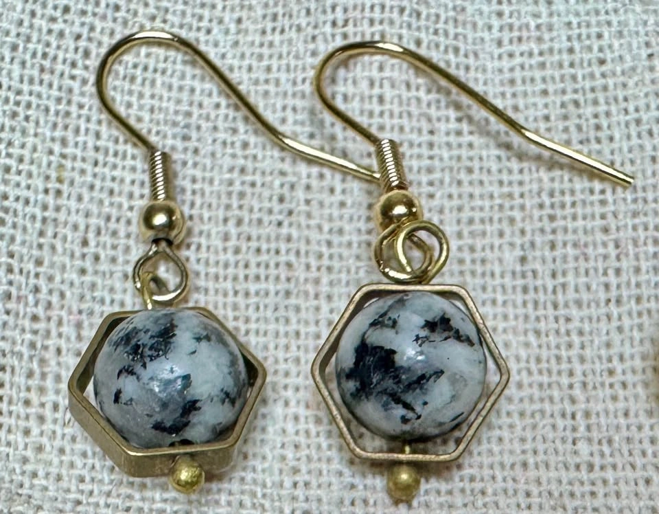 2 pairs of vintage earrings in a beautiful pouch and zipper - photo 3